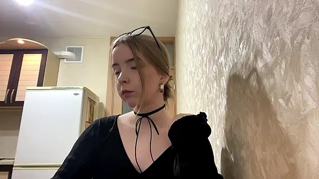 HillaryZelek online show from February 28, 2026, 4:08 pm