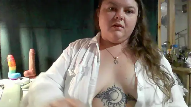 Snapshot of crystalizzze chatting on June 11, 2026, 2:37 pm crystalizzze online show from June 11, 2026, 2:37 pm