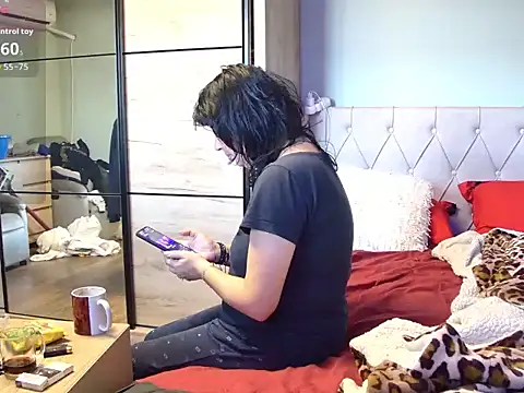 Snapshot of tess1980 chatting on February 25, 2026, 6:01 am tess1980 online show from February 25, 2026, 6:01 am