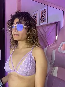 emilyjonesss  online show from April 10, 2026, 9:52 pm