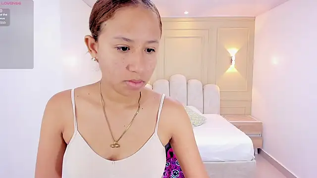 Snapshot of LESLYSIMPSON chatting on May 5, 2026, 7:33 pm LESLYSIMPSON online show from May 5, 2026, 7:33 pm