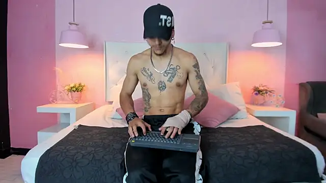 DanteLuxx online show from March 21, 2026, 3:33 am