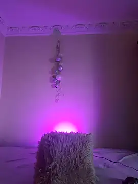 LunaBlaise online show from April 15, 2026, 1:07 pm