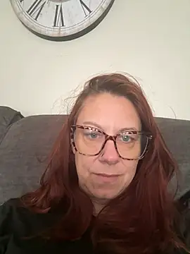 Snapshot of Cara-CurvyUK chatting on March 3, 2026, 12:33 pm Cara-CurvyUK online show from March 3, 2026, 12:33 pm