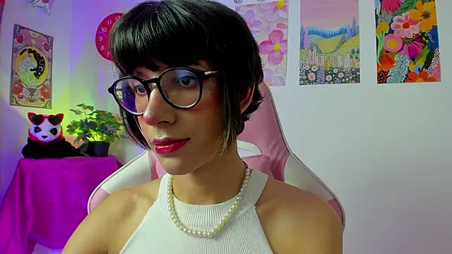 Snapshot of Madeline_21 chatting on March 3, 2026, 5:24 am Madeline 21 online show from March 3, 2026, 5:24 am