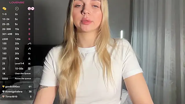 Snapshot of AlexaDeviliciouss chatting on April 18, 2026, 7:58 pm AlexaDeviliciouss online show from April 18, 2026, 7:58 pm