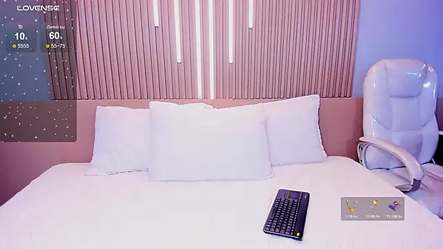 Zoee cute  online show from April 1, 2026, 1:23 pm