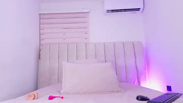 Snapshot of sofi_velezz chatting on March 3, 2026, 12:11 pm sofi velezz online show from March 3, 2026, 12:11 pm