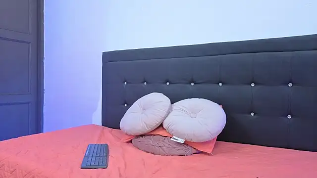 cute sofiii online show from April 30, 2026, 1:17 pm