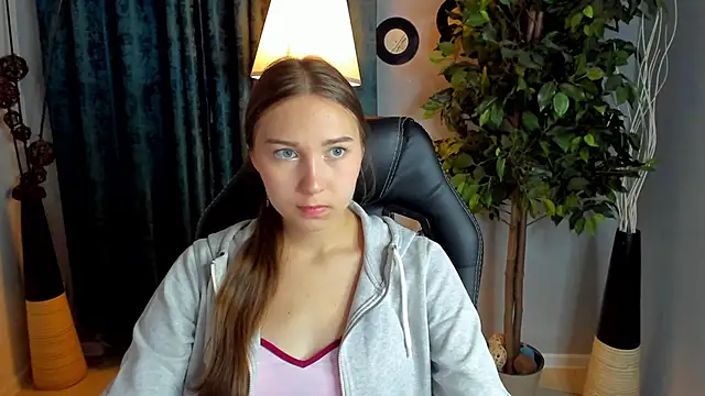 OliviaLang online show from May 15, 2026, 11:06 am