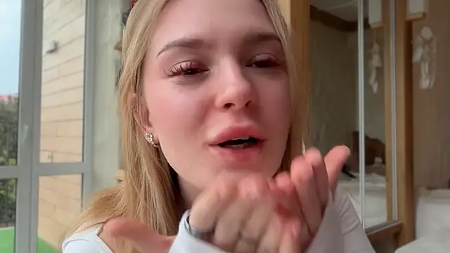 cyberl0ve  online show from April 18, 2026, 3:27 pm