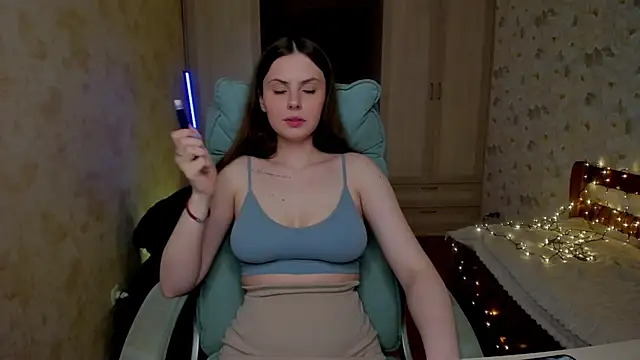 LoraTempt online show from April 19, 2026, 6:21 pm