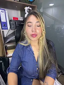 ManuelaVeeleez online show from June 5, 2026, 4:19 am