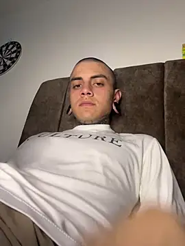 Snapshot of _valentinooo chatting on March 20, 2026, 4:06 am valentinooo online show from March 20, 2026, 4:06 am