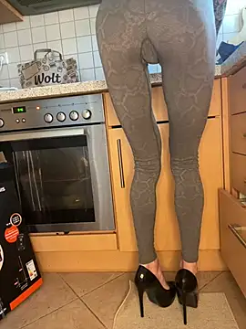 SkinnyLilly online show from April 9, 2026, 11:48 am