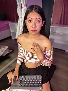 Lunaliaa  online show from March 12, 2026, 5:13 am