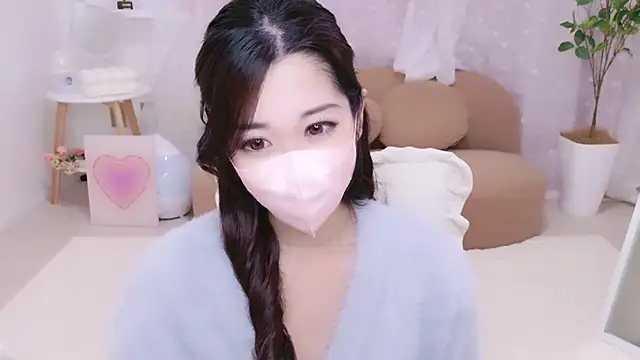 YURIKAsan  online show from April 5, 2026, 12:35 pm