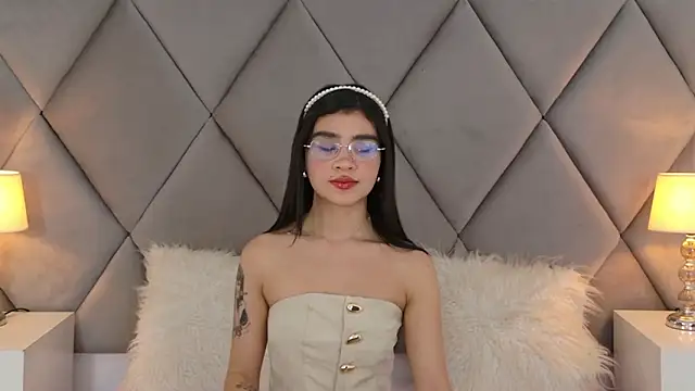 OliviaDiaz online show from May 17, 2026, 8:05 pm