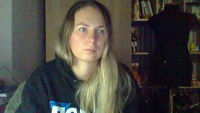 Snapshot of Mollie365 chatting on March 8, 2026, 4:22 pm Mollie365 online show from March 8, 2026, 4:22 pm