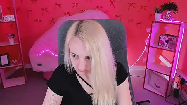 CarolMoor online show from April 17, 2026, 9:12 am