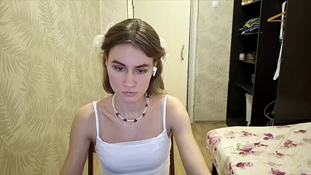 ElenoreHolguin online show from April 4, 2026, 2:47 pm