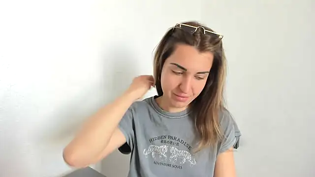 summmmersky1 online show from April 21, 2026, 9:04 am