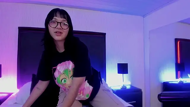Snapshot of LilithBluum chatting on June 4, 2026, 11:38 am LilithBluum online show from June 4, 2026, 11:38 am