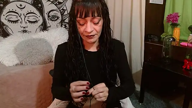  Alexandra Jones online show from April 28, 2026, 2:21 am