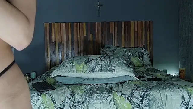 Snapshot of LauraaPeachh1 chatting on April 9, 2026, 6:19 am LauraaPeachh1 online show from April 9, 2026, 6:19 am