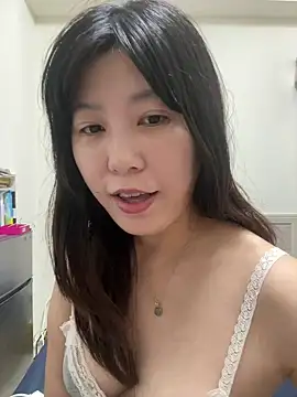vivi131927 online show from May 18, 2026, 5:19 pm