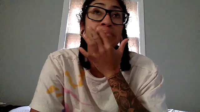 Snapshot of LatinaLoka chatting on March 21, 2026, 1:58 pm LatinaLoka online show from March 21, 2026, 1:58 pm