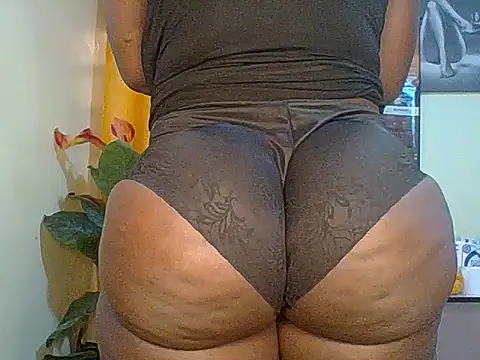 Snapshot of PantiesQueenOfAsses001 chatting on May 14, 2026, 5:25 am PantiesQueenOfAsses001 online show from May 14, 2026, 5:25 am