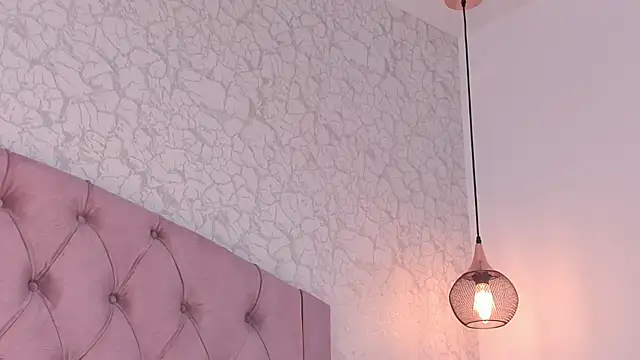 saraa joness  online show from April 4, 2026, 7:22 pm