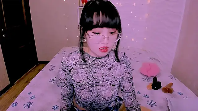 Akiko Yun online show from February 3, 2026, 11:37 am