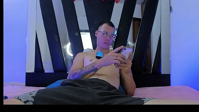 latinlove2005 online show from March 26, 2026, 2:33 pm