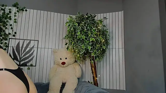 MilaLewi online show from April 15, 2026, 1:34 am