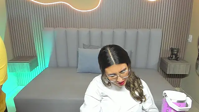 Amy Estrellita online show from April 16, 2026, 12:06 pm