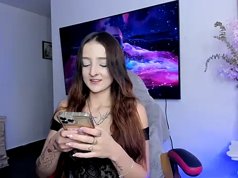 Lilyt Cooper online show from April 27, 2026, 10:30 pm