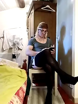 Snapshot of stephie83 chatting on April 1, 2026, 3:42 pm stephie83 online show from April 1, 2026, 3:42 pm