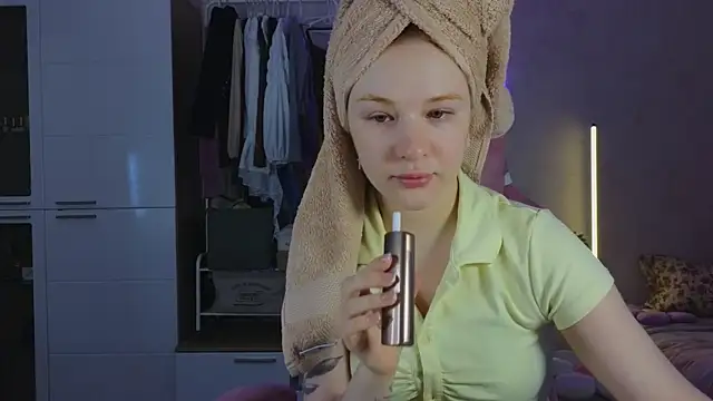 GoldenSunBunny online show from April 24, 2026, 6:16 am