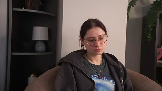 KaryLias online show from March 16, 2026, 5:44 am