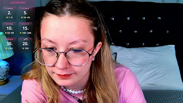 Snapshot of AmelieViolet chatting on April 28, 2026, 3:22 am AmelieViolet online show from April 28, 2026, 3:22 am