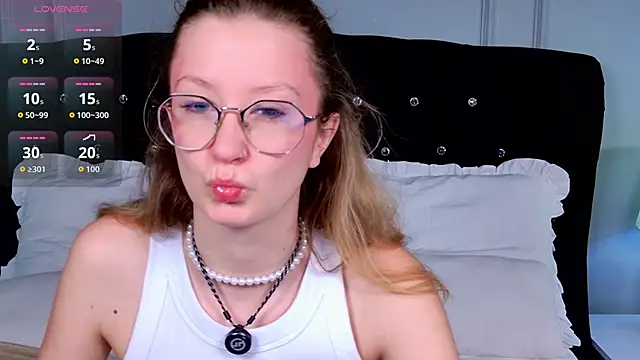 Snapshot of AmelieViolet chatting on May 20, 2026, 3:34 am AmelieViolet online show from May 20, 2026, 3:34 am