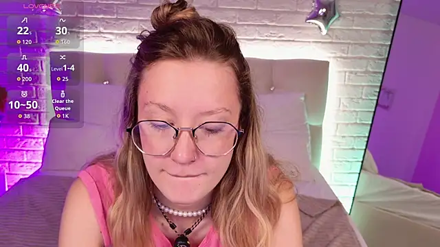 Snapshot of AmelieViolet chatting on June 1, 2026, 10:06 am AmelieViolet online show from June 1, 2026, 10:06 am