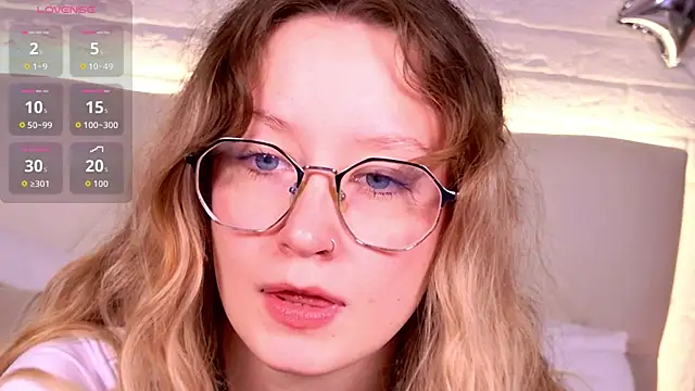 Snapshot of AmelieViolet chatting on June 3, 2026, 12:52 pm AmelieViolet online show from June 3, 2026, 12:52 pm