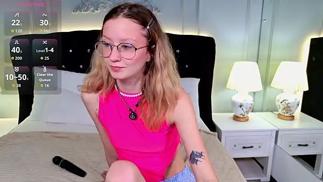 Snapshot of AmelieViolet chatting on June 7, 2026, 3:43 am AmelieViolet online show from June 7, 2026, 3:43 am