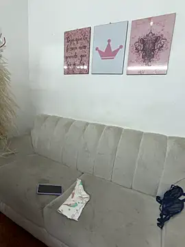 angel rousse01 online show from April 10, 2026, 1:27 pm