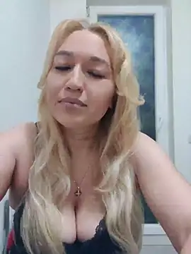 LexaVelure online show from May 4, 2026, 8:05 pm