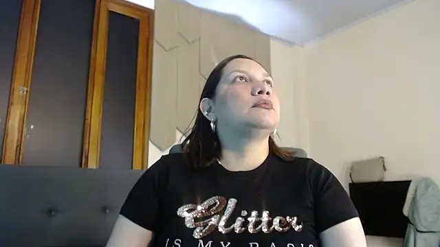 mia coral1 online show from April 15, 2026, 3:24 am