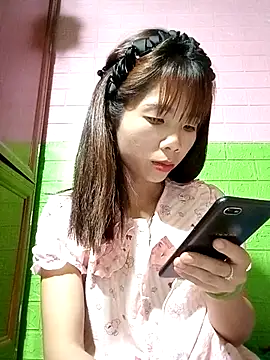 AmyLinee01 online show from April 28, 2026, 10:59 pm